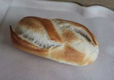 白パンをオーブンで焼くと、こんなふうに、とてもおいしそうに仕上がる。
