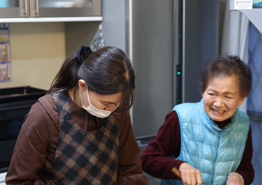 この日は東京に住む孫で管理栄養士の雅咲さんも参加。和気あいあいと下処理が進む。