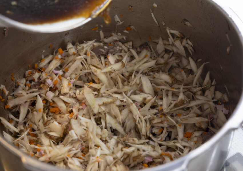 煮汁はごぼう、にんじん、かまぼこを煮るときに使う。ほぐしたブリのアラの身とともに汁けがなくなるまで煮る。