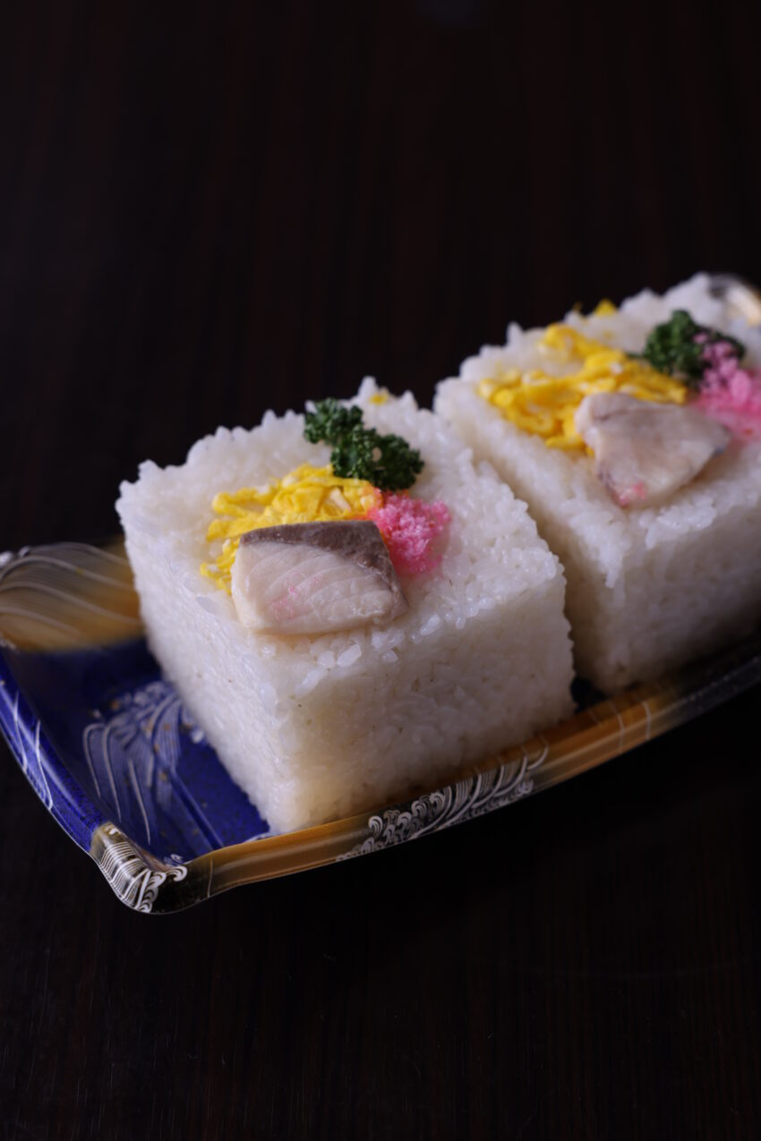 《吉乃や》の角寿司。お祝い事の宴会があると、2個セットで持ち帰り容器に収めた角寿司が、お土産として提供される。