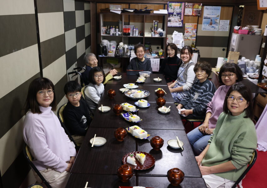 久しぶりの角寿司を味わってもらいたいと招いた「伊藤のおばちゃん」親子もいっしょに2種の角寿司を食べ比べた。
