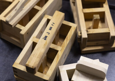 角寿司作りに使う木型。大工に作ってもらい、持ち寄り作業のときに紛れないよう屋号を記してある。
