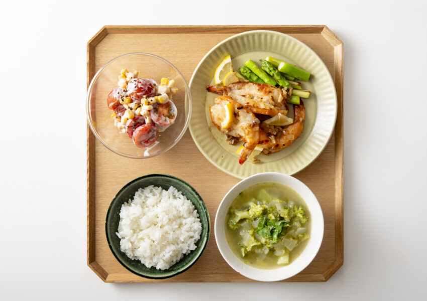 エビのガリバタいため、トマトとコーンのヨーグルトサラダ、ブロッコリーのくたくたスープ、ごはん（１食で606kcal、塩分1.4ｇ）